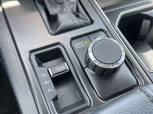 Used 2022 Toyota Tundra SR5 w/ SR5 Convenience Package AWD/4WD image 17