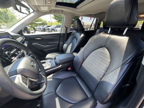 Used 2023 Toyota Highlander XLE AWD/4WD image 13