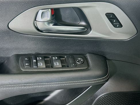 Used 2025 Chrysler Pacifica Select FWD image 14