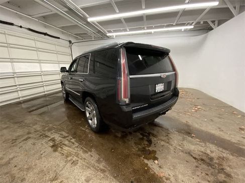 Used 2015 Cadillac Escalade Luxury image 4