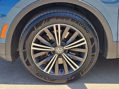 Used 2018 Volkswagen Tiguan SEL FWD image 13