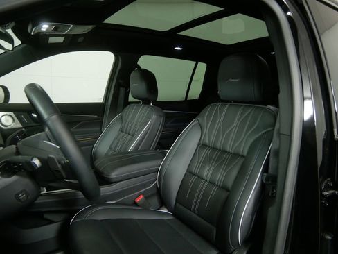 Used 2025 Buick Enclave Avenir image 9