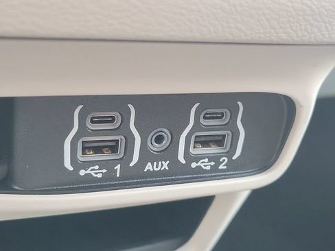 Used 2024 Chrysler Pacifica Touring-L FWD image 28