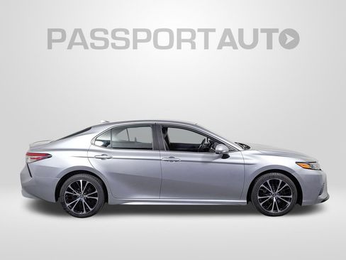 Used 2019 Toyota Camry SE FWD image 2