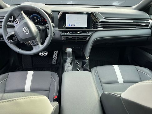 Used 2025 Toyota Camry SE image 8