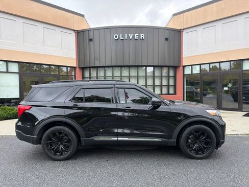 Used 2023 Ford Explorer XLT w/ Equipment Group 202A AWD/4WD image 8