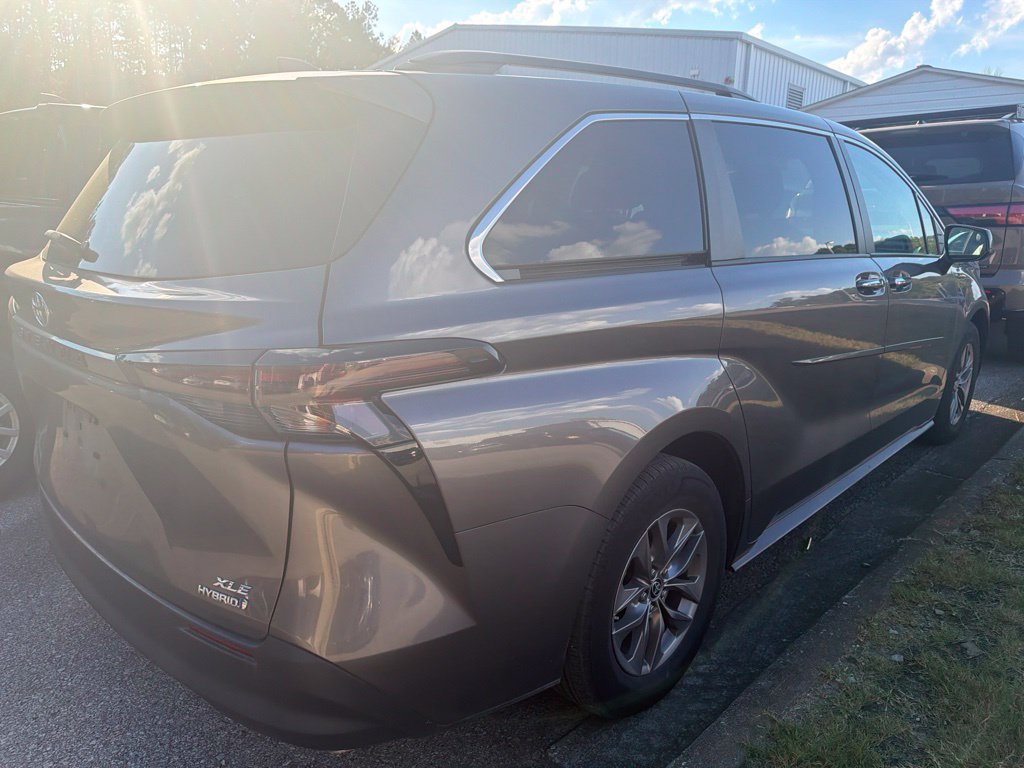 Used 2023 Toyota Sienna XLE w/ XLE Plus Package FWD image 3