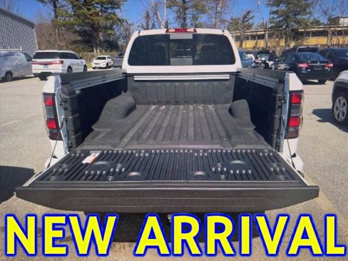 Used 2024 Nissan Frontier SV w/ SV Convenience Package image 4