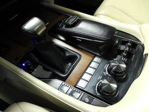 Used 2019 Lexus LX 570 4WD w/ Luxury Package image 23