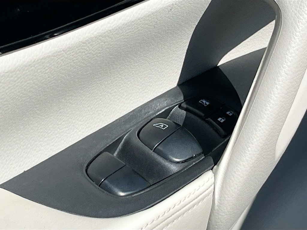 Used 2022 Nissan Rogue Sport SL FWD image 18