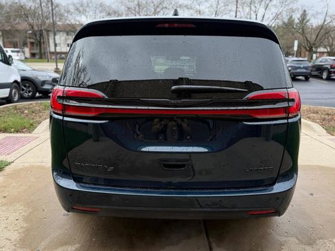 Used 2025 Chrysler Pacifica Limited image 6