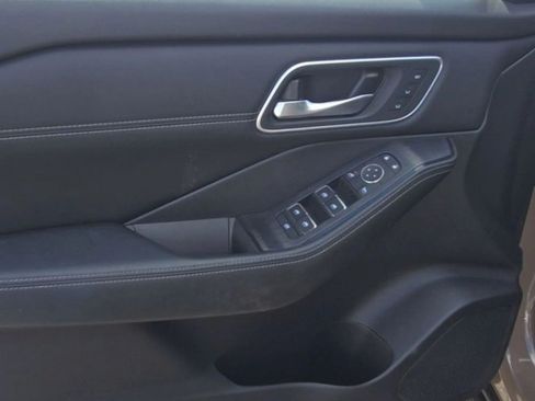 Used 2025 Nissan Rogue Platinum FWD image 22