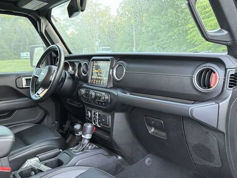 Used 2019 Jeep Wrangler Unlimited Sahara AWD/4WD image 18