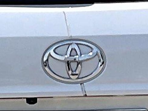 Used 2022 Toyota Highlander XLE AWD/4WD image 23