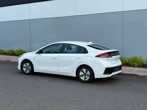 Used 2018 Hyundai Ioniq Blue FWD image 3