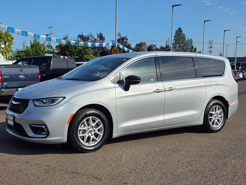 Used 2024 Chrysler Pacifica Touring-L FWD image 1