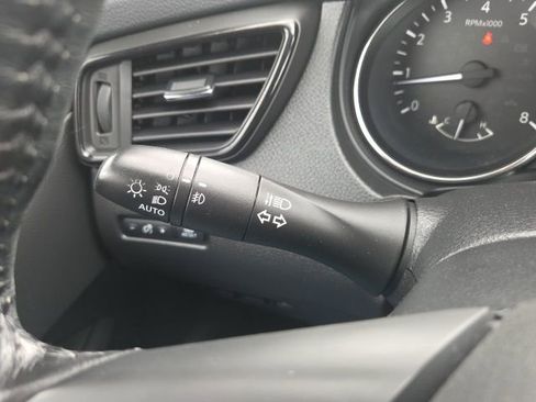 Used 2017 Nissan Rogue SV w/ SV Premium Package AWD/4WD image 40