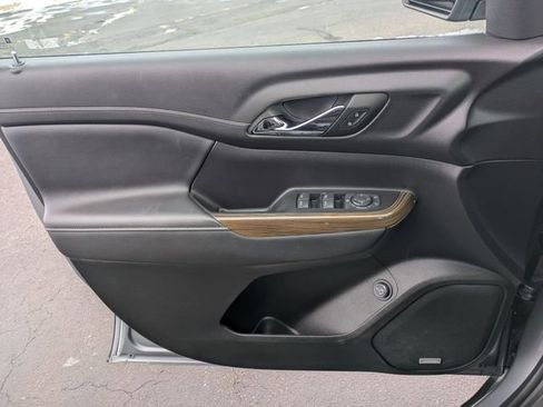 Used 2023 GMC Acadia SLE w/ Driver Convenience Package image 11