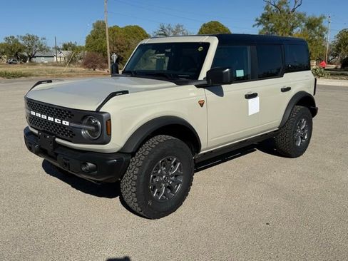 New 2025 Ford Bronco Badlands image 3
