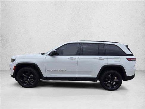 Used 2022 Jeep Grand Cherokee Altitude RWD image 9