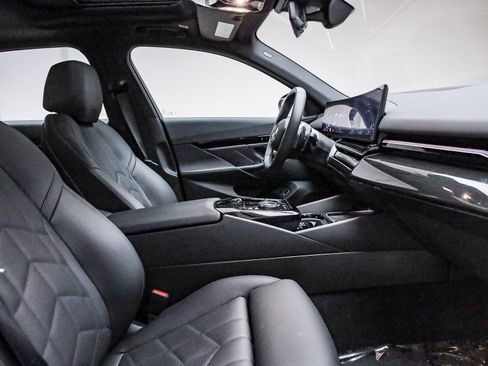 Certified 2025 BMW 530i w/ Premium Package image 18