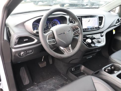 New 2026 Chrysler Pacifica Select image 4