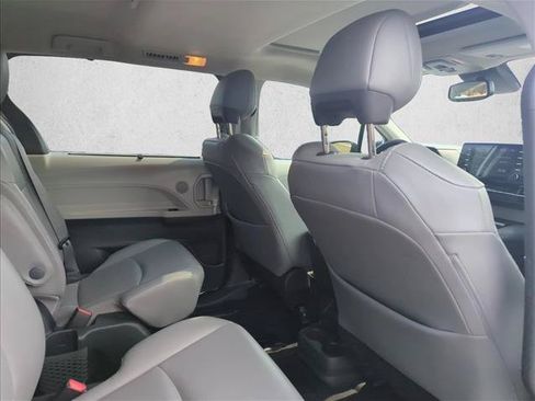 Used 2022 Toyota Sienna XLE FWD image 27