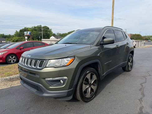 Used 2018 Jeep Compass Latitude w/ Popular Equipment Group AWD/4WD image 3