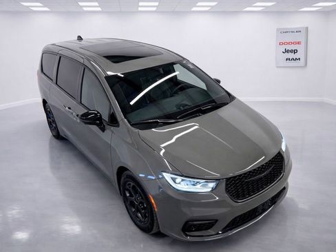 Used 2023 Chrysler Pacifica Limited w/ S Appearance Package image 2