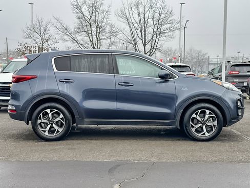 Used 2022 Kia Sportage LX image 3