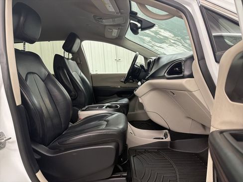 Used 2020 Chrysler Pacifica Touring-L image 31