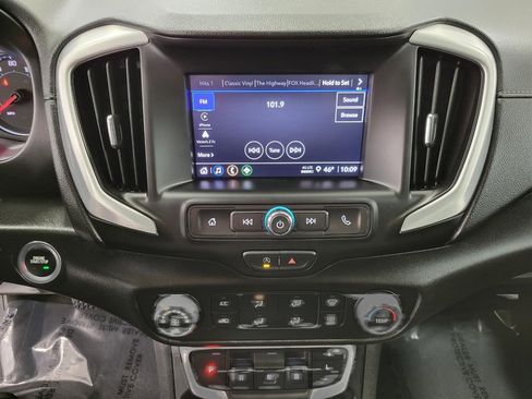 Used 2024 GMC Terrain SLE image 8