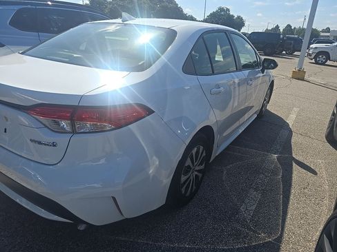 Used 2022 Toyota Corolla LE FWD image 3