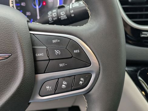 Certified 2024 Chrysler Pacifica Touring-L image 17