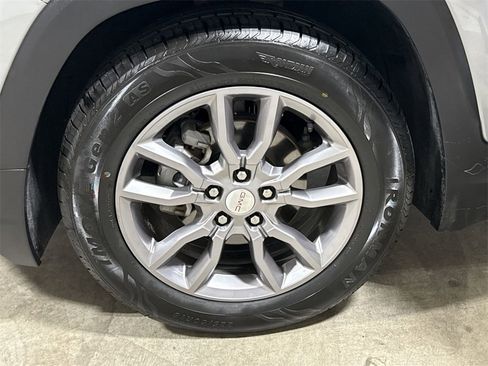 Used 2024 GMC Terrain SLT image 25