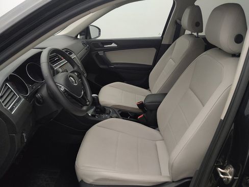 Used 2020 Volkswagen Tiguan SE w/ Panoramic Sunroof Package image 17