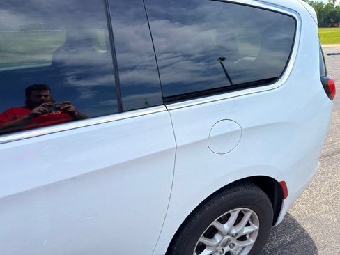 Used 2022 Chrysler Voyager LX FWD image 8
