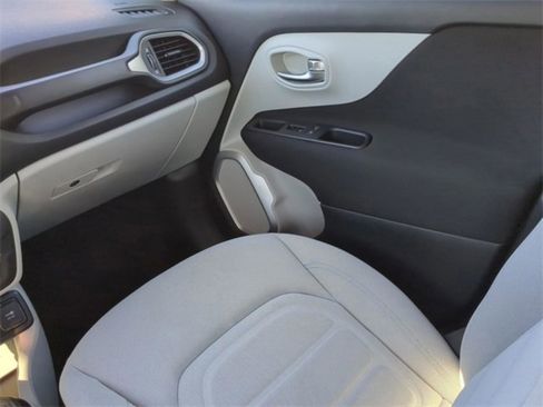 Used 2018 Jeep Renegade Latitude image 38