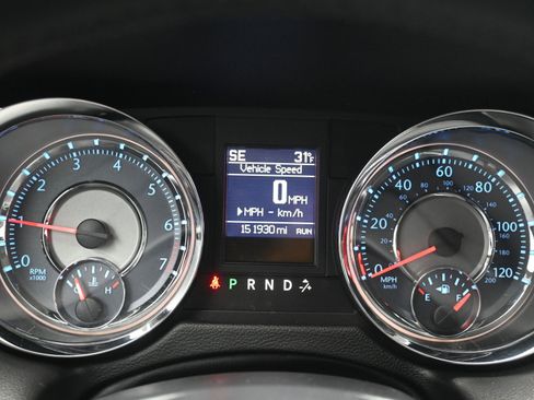 Used 2015 Chrysler Town & Country Touring image 5