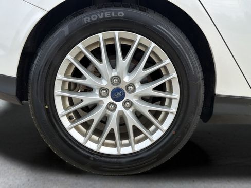 Used 2013 Ford Focus Titanium FWD image 22