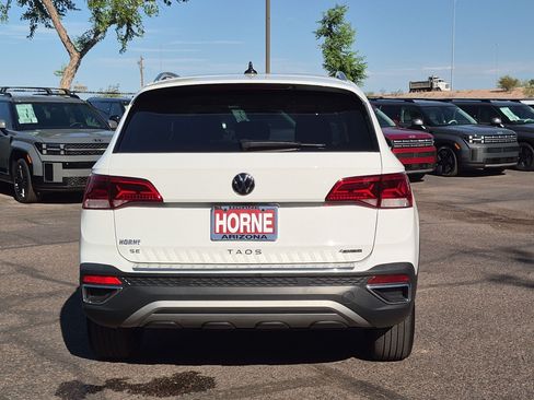Used 2024 Volkswagen Taos SE w/ Panoramic Sunroof Package AWD/4WD image 6