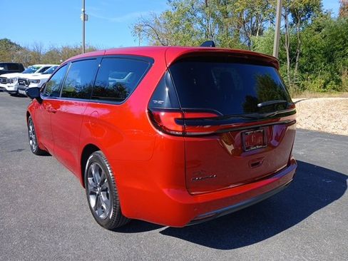 New 2026 Chrysler Pacifica Select image 4