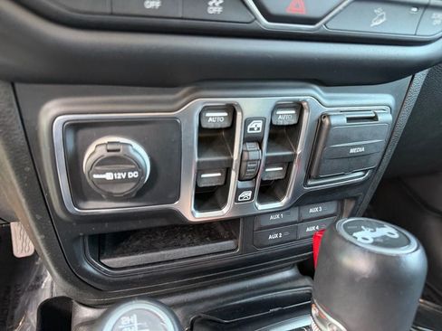 Used 2019 Jeep Wrangler Unlimited Sahara AWD/4WD image 33