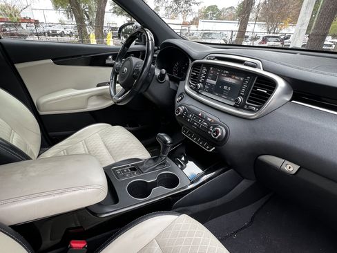 Used 2018 Kia Sorento SX image 47