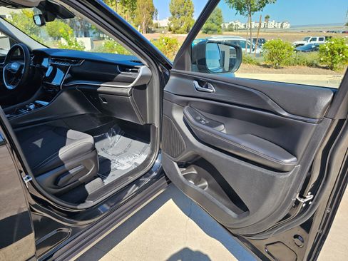 Used 2024 Jeep Grand Cherokee Laredo image 31