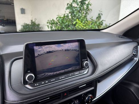 Used 2025 Nissan Rogue SV FWD image 25