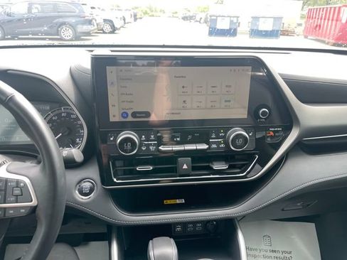 Used 2023 Toyota Highlander XLE AWD/4WD image 12