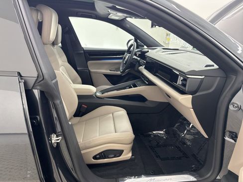 Certified 2025 Porsche Macan Electric image 37