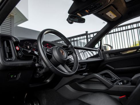 Certified 2025 Porsche Cayenne GTS AWD/4WD image 4