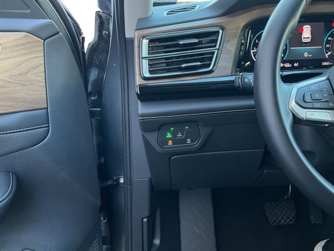 Used 2025 Volkswagen Atlas SE image 26